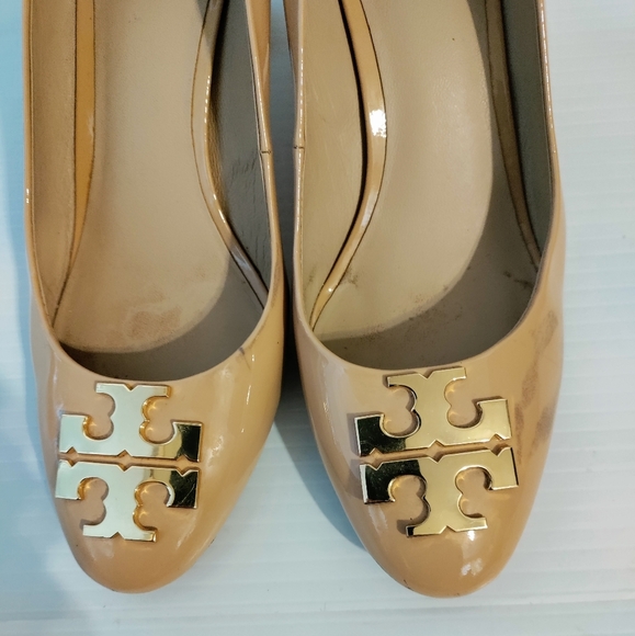 Tory Burch Raleigh Logo Patent Pump in Nude - Picture 2 of 9